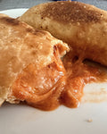 Empanada de pizza con queso cheddar derretido - Hoot & Bake